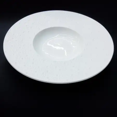 #BU6443; Ceramic round plate 11 inches..