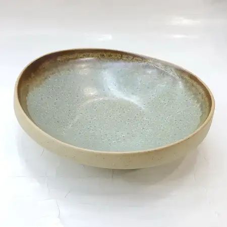 #CH-1065; Ceramic bowl 8.7 inches..