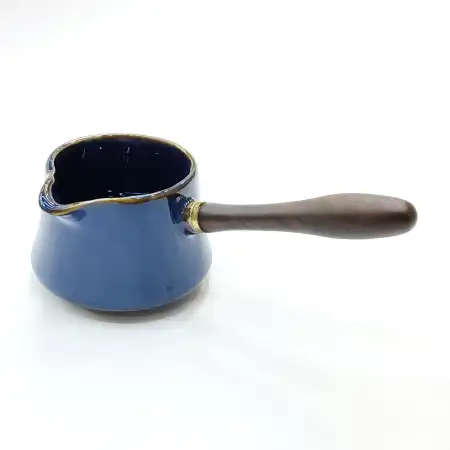#HN0276; Ceramic sauce bowl w. handle ..