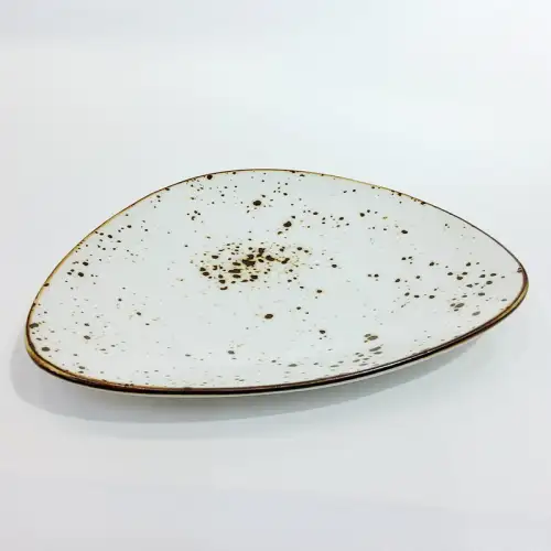 #KK8660-WT; Ceramic 8.5 inches triangle plate