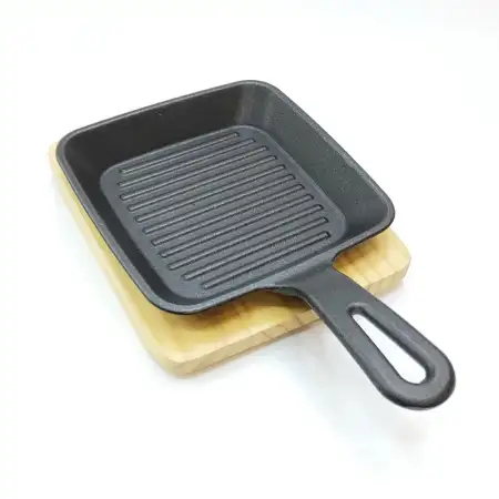 #YY083-135; Cast iron pan 13.5cm with wo..